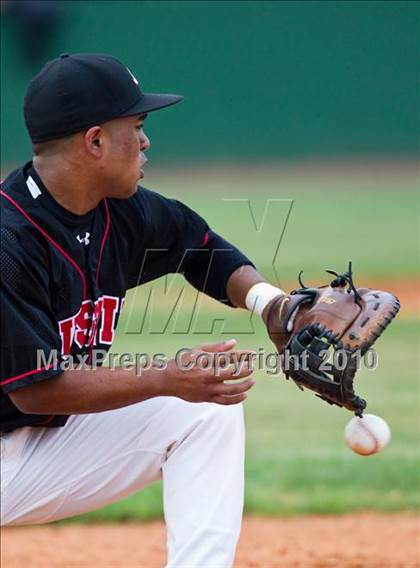 Thumbnail 3 in Lee vs Austin (Texas 5A Region III Playoffs) photogallery.