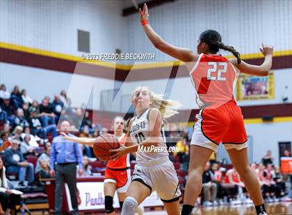 Thumbnail 2 in Lindsay vs. Honey Grove (UIL 2A Bi-District Playoff) photogallery.