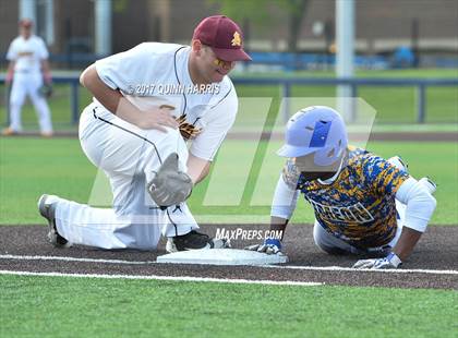 Thumbnail 2 in Solorio vs. Simeon photogallery.