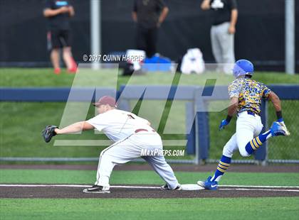 Thumbnail 2 in Solorio vs. Simeon photogallery.