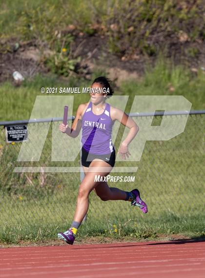 Thumbnail 2 in Metro Conference Track and Field Meet (4X400 Meter) photogallery.