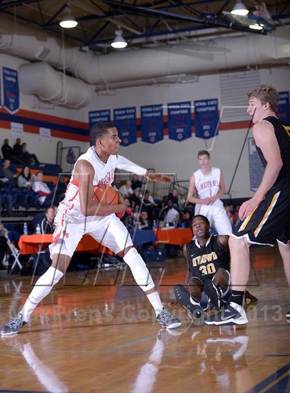 Thumbnail 2 in Bishop O'Dowd vs. Mater Dei (Tarkanian Classic) photogallery.