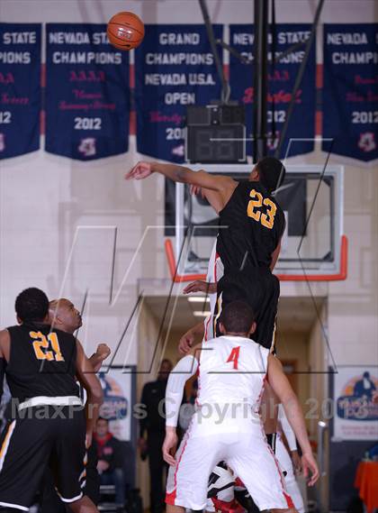Thumbnail 3 in Bishop O'Dowd vs. Mater Dei (Tarkanian Classic) photogallery.