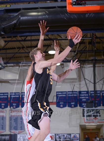 Thumbnail 2 in Bishop O'Dowd vs. Mater Dei (Tarkanian Classic) photogallery.