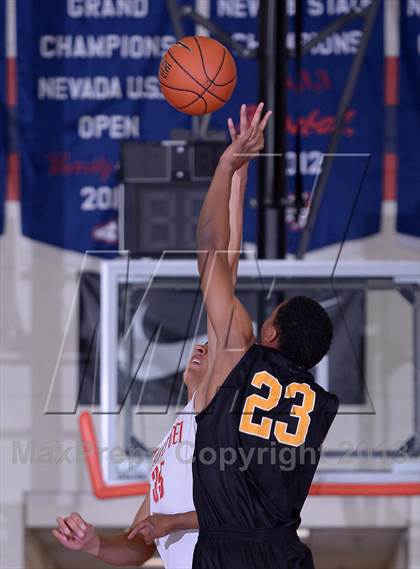 Thumbnail 2 in Bishop O'Dowd vs. Mater Dei (Tarkanian Classic) photogallery.