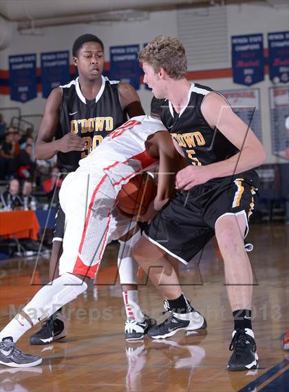 Thumbnail 1 in Bishop O'Dowd vs. Mater Dei (Tarkanian Classic) photogallery.