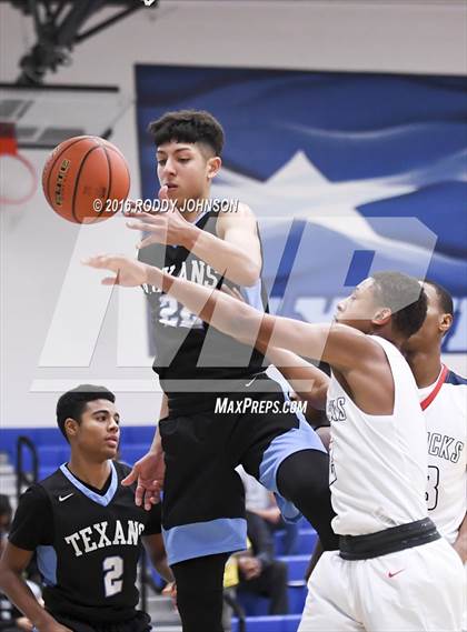 Thumbnail 1 in Sam Rayburn vs. Manvel (McDonald's Texas Invitational) photogallery.