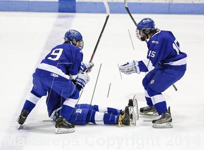 Thumbnail 1 in Notre Dame-Fairfield vs. Darien (CIAC Division I Semifinal) photogallery.