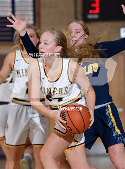 Thumbnail 2 in Gridley vs. Nevada Union (Chavez Christmas Classic) photogallery.