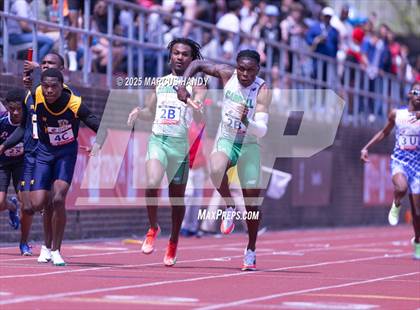 Thumbnail 2 in Penn Relays (4 X 100 Meter) photogallery.
