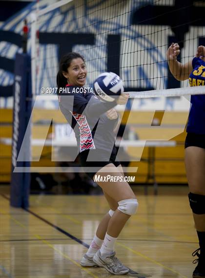 Thumbnail 1 in Gladstone vs Holy Family photogallery.