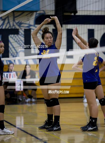 Thumbnail 1 in Gladstone vs Holy Family photogallery.