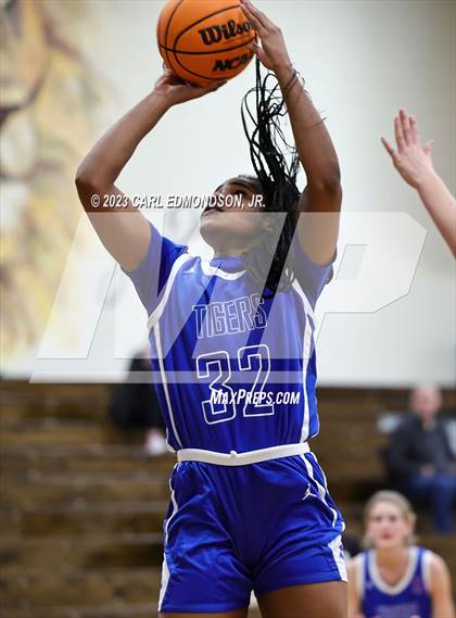 Thumbnail 3 in Clarksville Academy vs. Auburn photogallery.