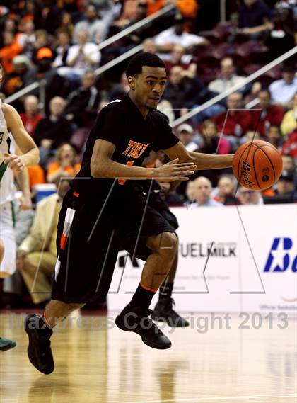Thumbnail 2 in Holy Cross vs. Beaver Falls (PIAA Class AA Final) photogallery.