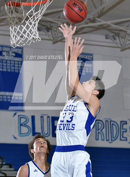 Thumbnail 3 in Clovis East vs. Davis (Les Curry Invitational) photogallery.