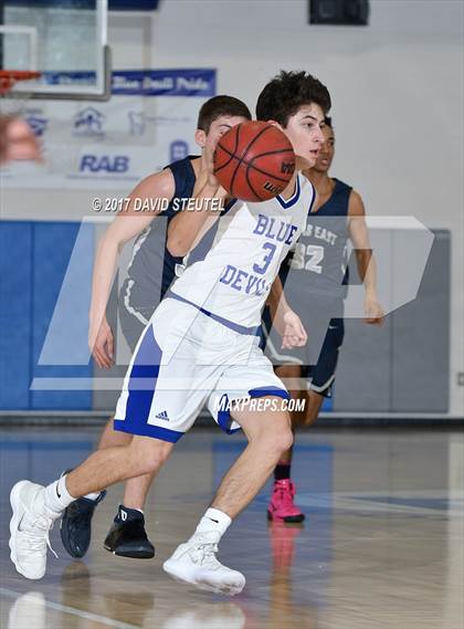 Thumbnail 2 in Clovis East vs. Davis (Les Curry Invitational) photogallery.