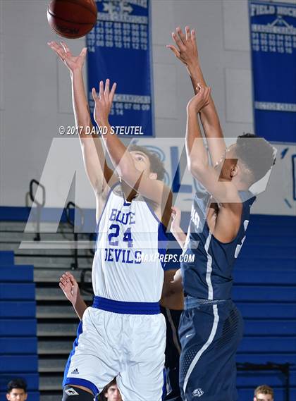Thumbnail 2 in Clovis East vs. Davis (Les Curry Invitational) photogallery.