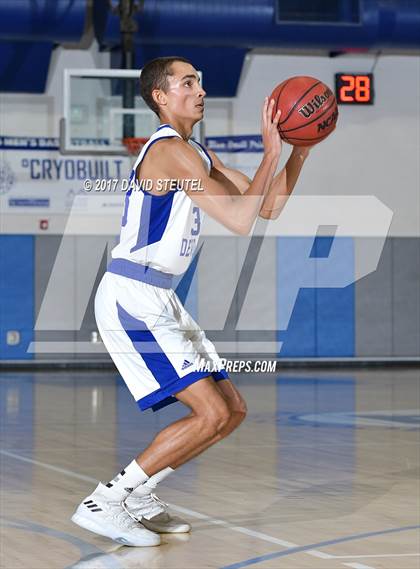 Thumbnail 3 in Clovis East vs. Davis (Les Curry Invitational) photogallery.