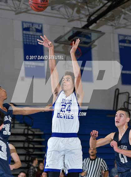 Thumbnail 2 in Clovis East vs. Davis (Les Curry Invitational) photogallery.