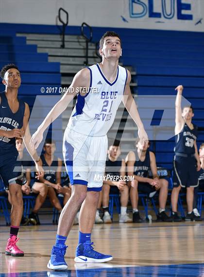 Thumbnail 2 in Clovis East vs. Davis (Les Curry Invitational) photogallery.