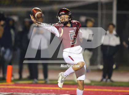 Thumbnail 3 in Mater Dei Catholic vs Downey (CIF SS D2-AA Regional Final) photogallery.