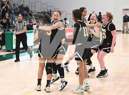 Thumbnail 2 in St. Monica vs. Oak Park (CIF-SS D5A Final) photogallery.