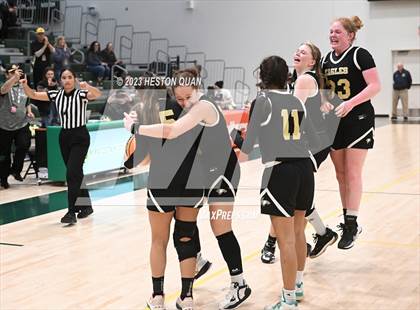 Thumbnail 3 in St. Monica vs. Oak Park (CIF-SS D5A Final) photogallery.