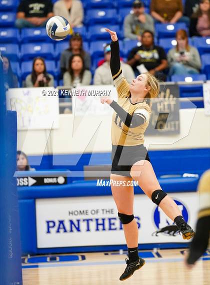 Thumbnail 2 in Hubbard vs Blum UIL 1A Region II Semi-Final photogallery.