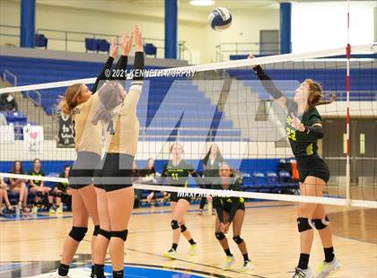 Thumbnail 1 in Hubbard vs Blum UIL 1A Region II Semi-Final photogallery.