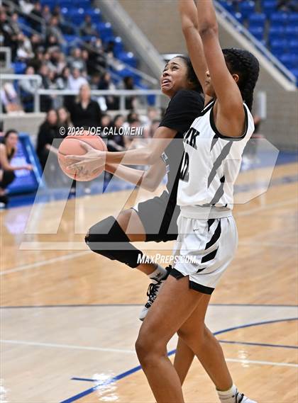 Thumbnail 2 in Clark vs Harlan (UIL 6A Region 4 Regional Semifinal) photogallery.