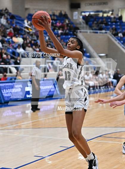Thumbnail 1 in Clark vs Harlan (UIL 6A Region 4 Regional Semifinal) photogallery.
