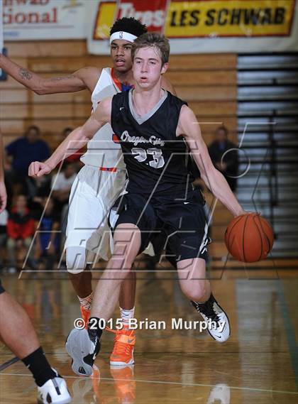 Thumbnail 2 in Rainier Beach vs. Oregon City (Les Schwab Invitational) photogallery.