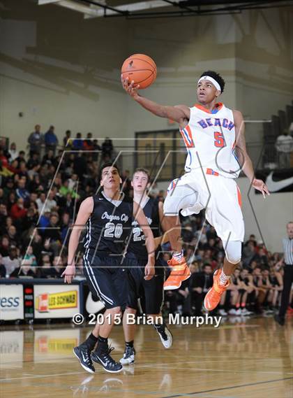 Thumbnail 3 in Rainier Beach vs. Oregon City (Les Schwab Invitational) photogallery.