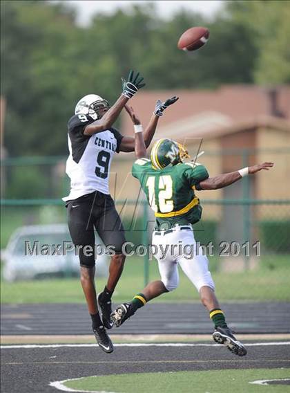 Thumbnail 1 in Madison vs. Central (Florida vs. Texas Football Showcase) photogallery.