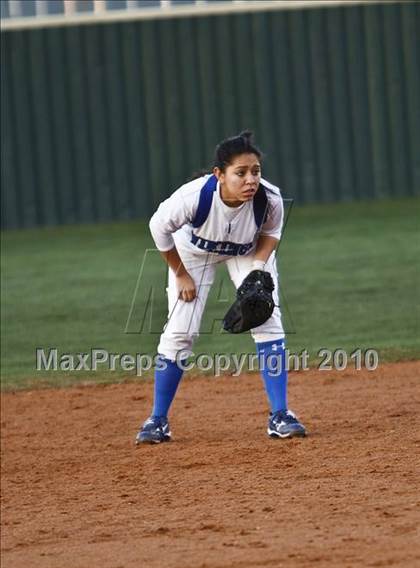 Thumbnail 2 in Nolan Catholic vs. Summit photogallery.