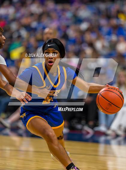 Thumbnail 1 in Lincoln vs. La Vega (UIL 4A Basketball Semifinal) photogallery.
