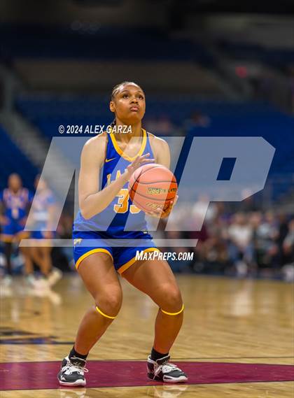 Thumbnail 3 in Lincoln vs. La Vega (UIL 4A Basketball Semifinal) photogallery.