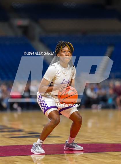 Thumbnail 2 in Lincoln vs. La Vega (UIL 4A Basketball Semifinal) photogallery.