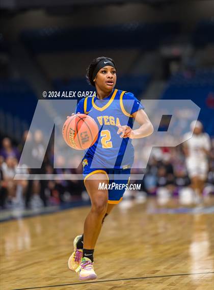 Thumbnail 1 in Lincoln vs. La Vega (UIL 4A Basketball Semifinal) photogallery.