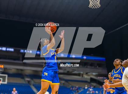 Thumbnail 1 in Lincoln vs. La Vega (UIL 4A Basketball Semifinal) photogallery.
