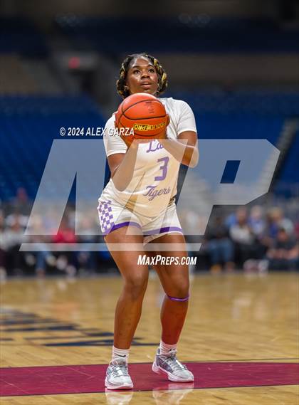 Thumbnail 1 in Lincoln vs. La Vega (UIL 4A Basketball Semifinal) photogallery.