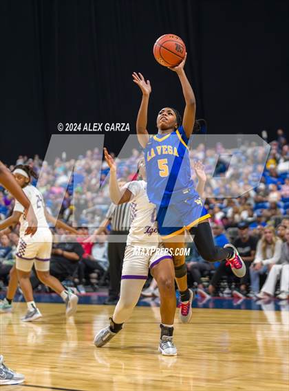 Thumbnail 2 in Lincoln vs. La Vega (UIL 4A Basketball Semifinal) photogallery.