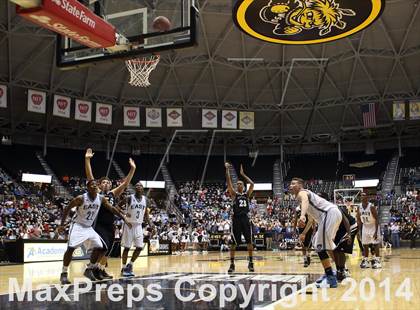 Thumbnail 2 in Southeast vs. East (KSHSAA 6A Playoff) photogallery.