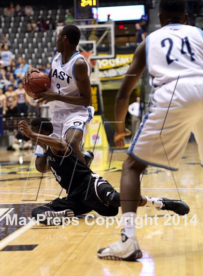 Thumbnail 3 in Southeast vs. East (KSHSAA 6A Playoff) photogallery.