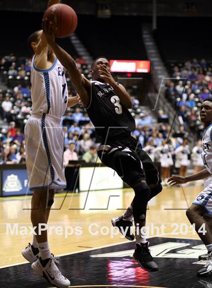 Thumbnail 3 in Southeast vs. East (KSHSAA 6A Playoff) photogallery.