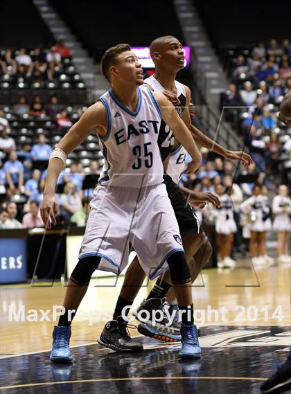 Thumbnail 2 in Southeast vs. East (KSHSAA 6A Playoff) photogallery.