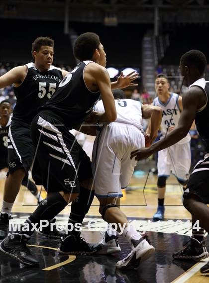 Thumbnail 3 in Southeast vs. East (KSHSAA 6A Playoff) photogallery.