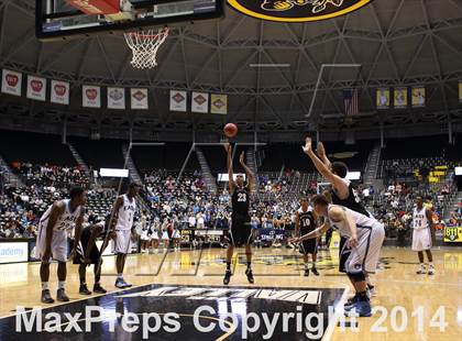Thumbnail 3 in Southeast vs. East (KSHSAA 6A Playoff) photogallery.