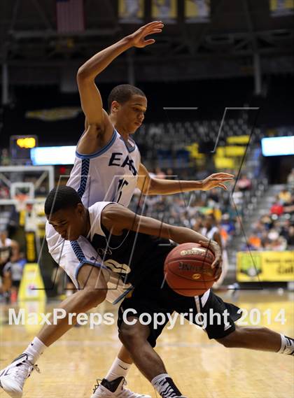 Thumbnail 3 in Southeast vs. East (KSHSAA 6A Playoff) photogallery.