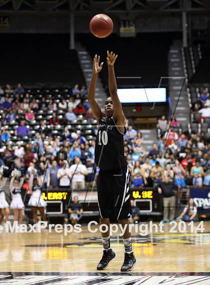 Thumbnail 3 in Southeast vs. East (KSHSAA 6A Playoff) photogallery.